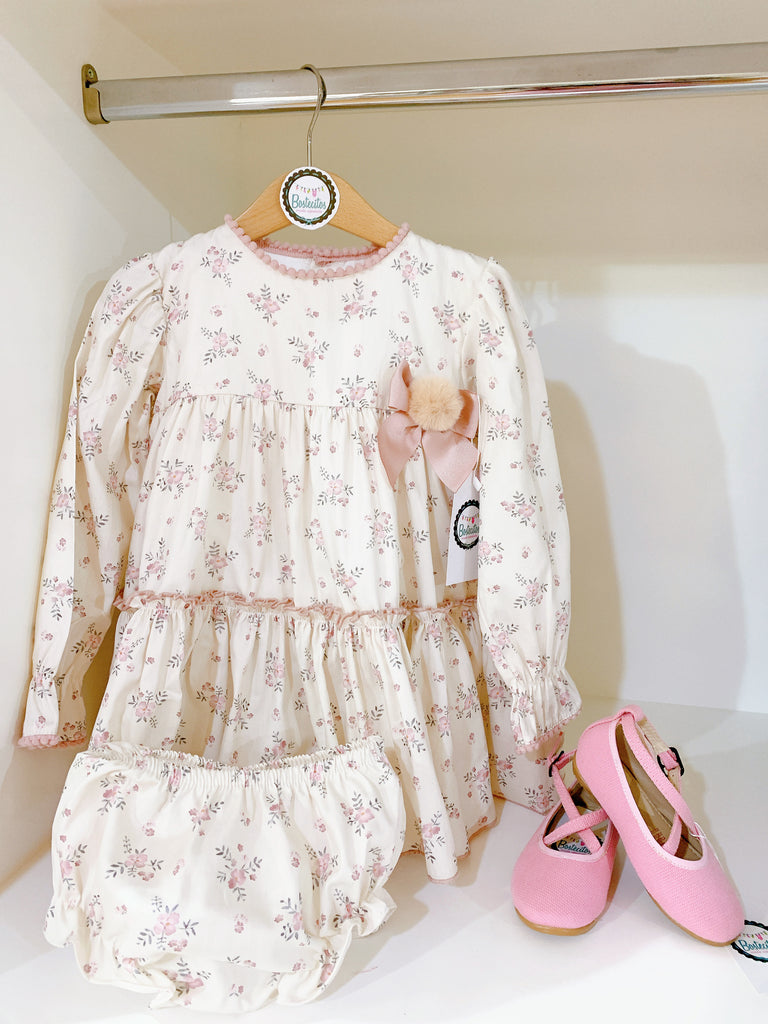 Vestido beige con flores rosas y pompón y calzón