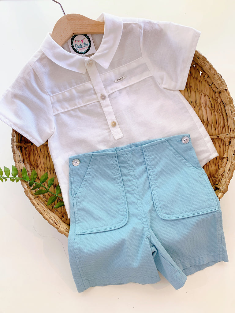 Conjunto de short azul y camisa blanca