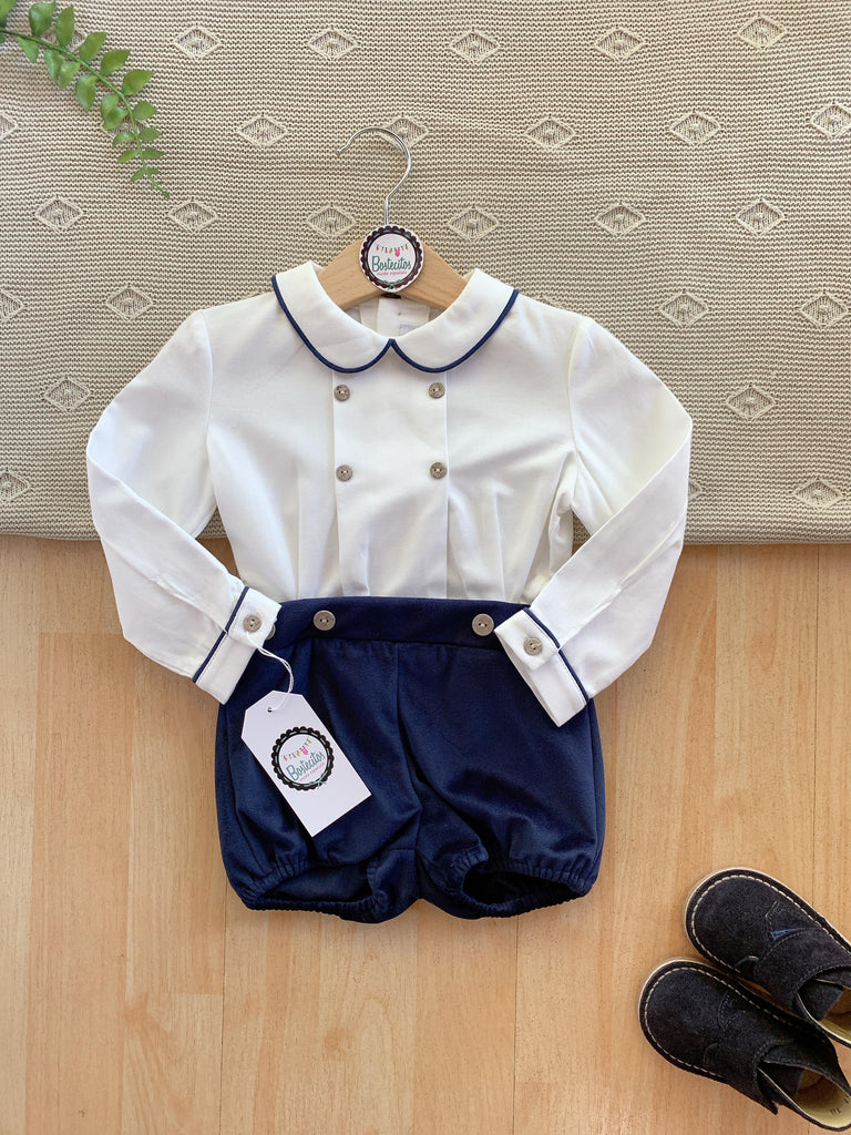 Conjunto short azul marino de terciopelo y camisa blanca cuatro botones