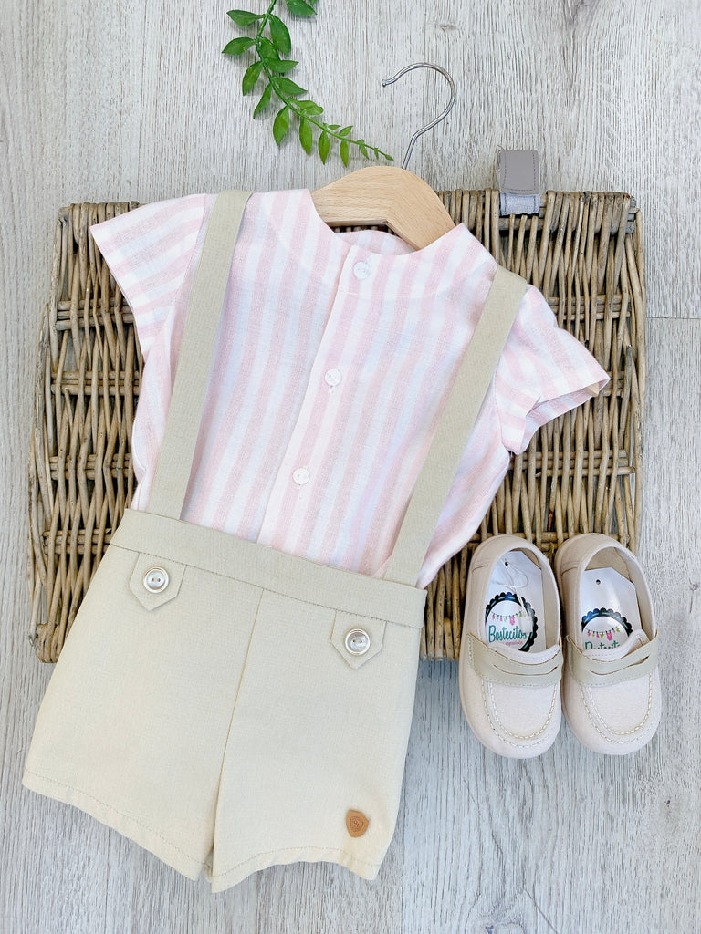 Conjunto shorts con tirantes beige y camisa rosa rayas blancas