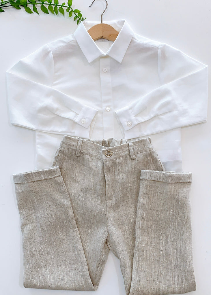 Conjunto camisa blanca y pantalón beige