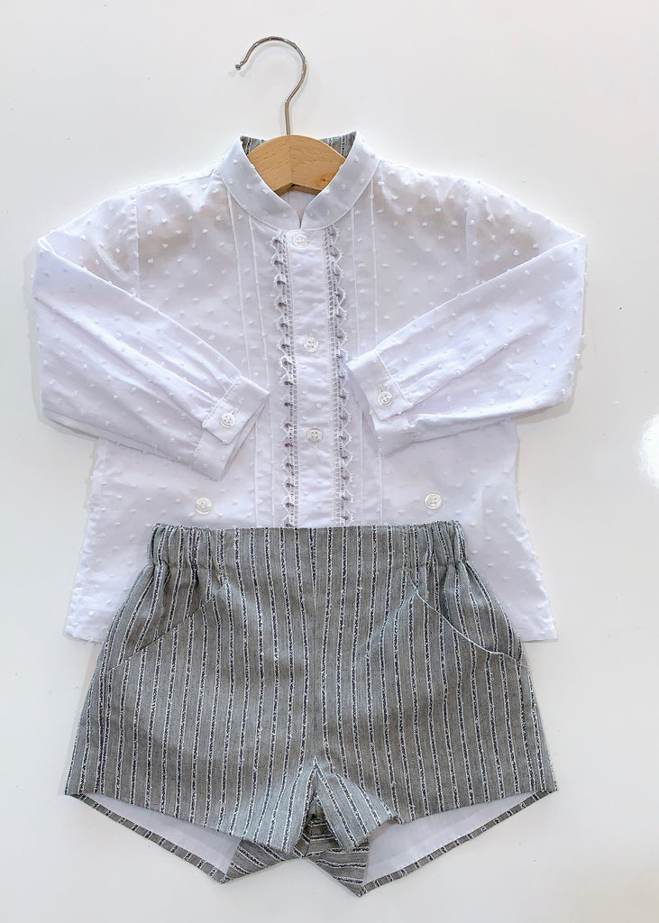 Conjunto shorts gris y camisa blanca