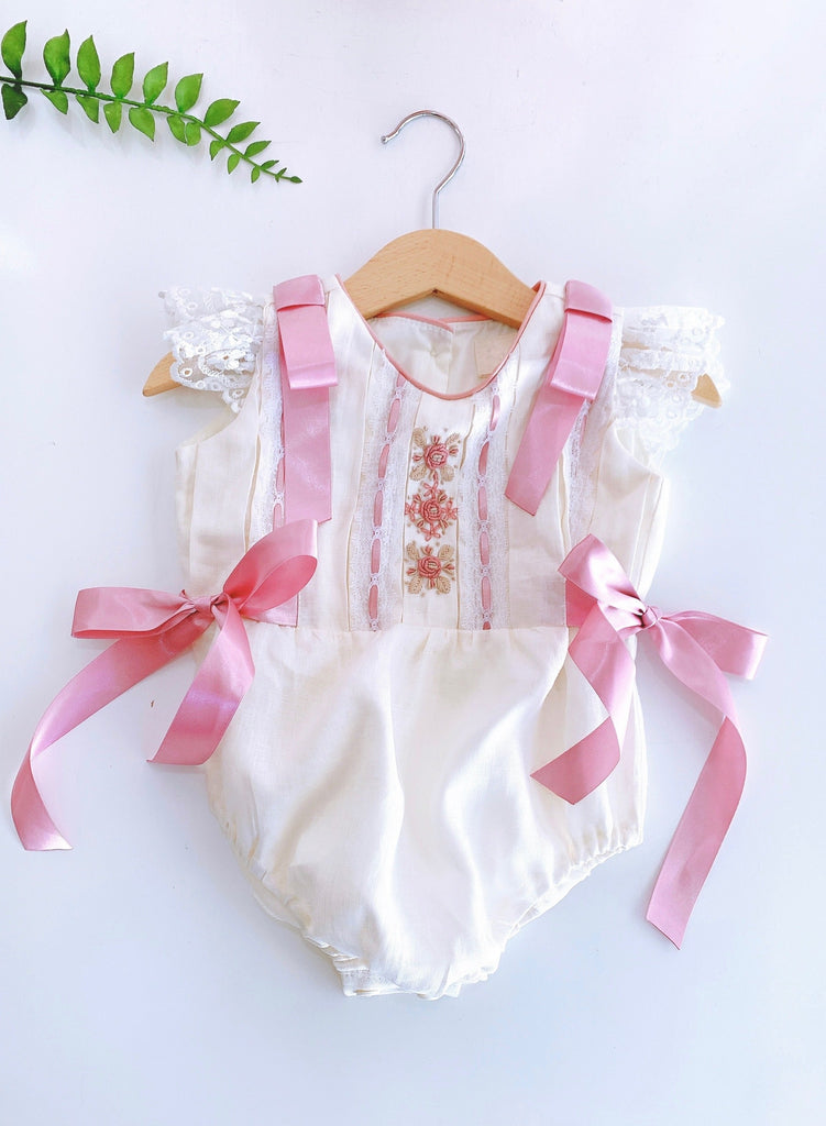 RANITA BLANCA LISTÓN ROSA BORDADA (36 MESES)