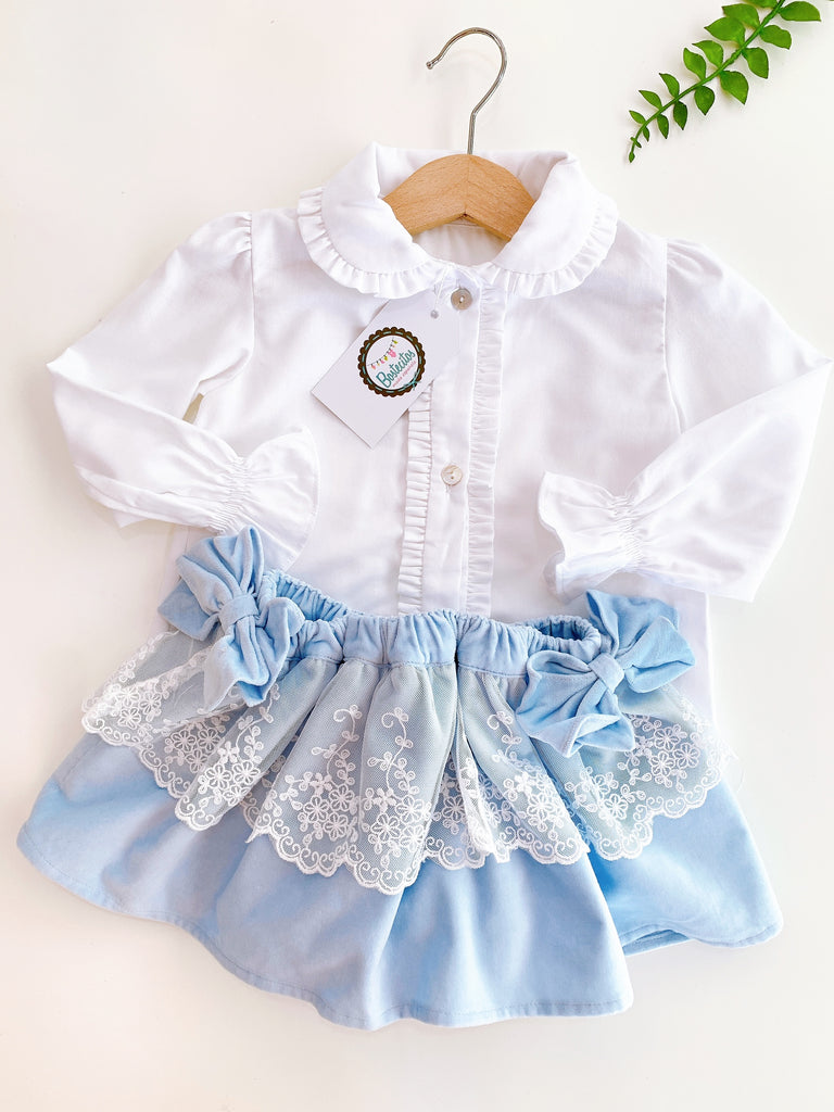 Conjunto falda terciopelo azul con blusa blanca