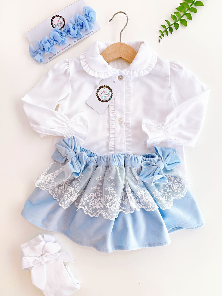 Conjunto falda terciopelo azul con blusa blanca