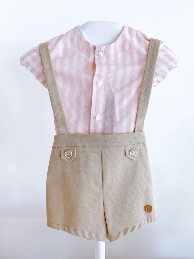 Conjunto shorts con tirantes beige y camisa rosa rayas blancas