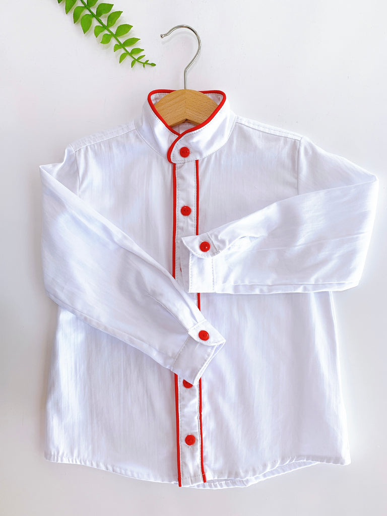 Camisa blanca con líneas rojas