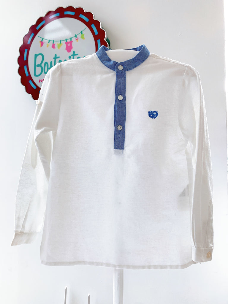 Camisa blanca con detalles azul
