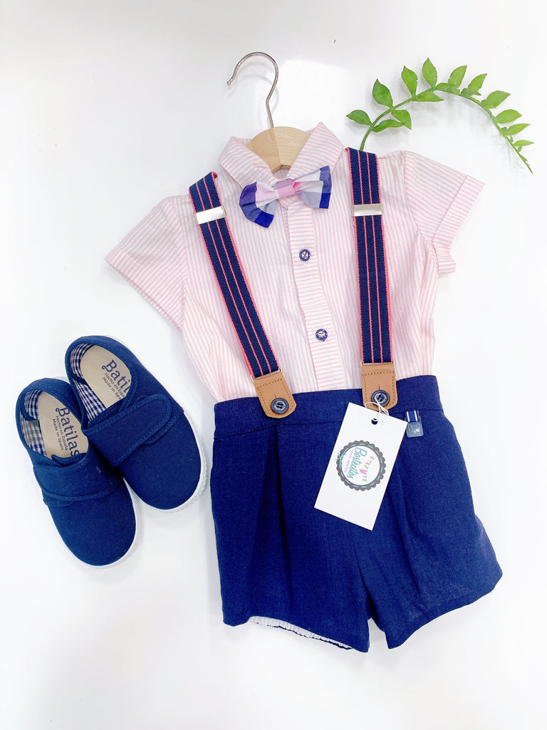 Conjunto short con tirantes azul marino y camisa rosa