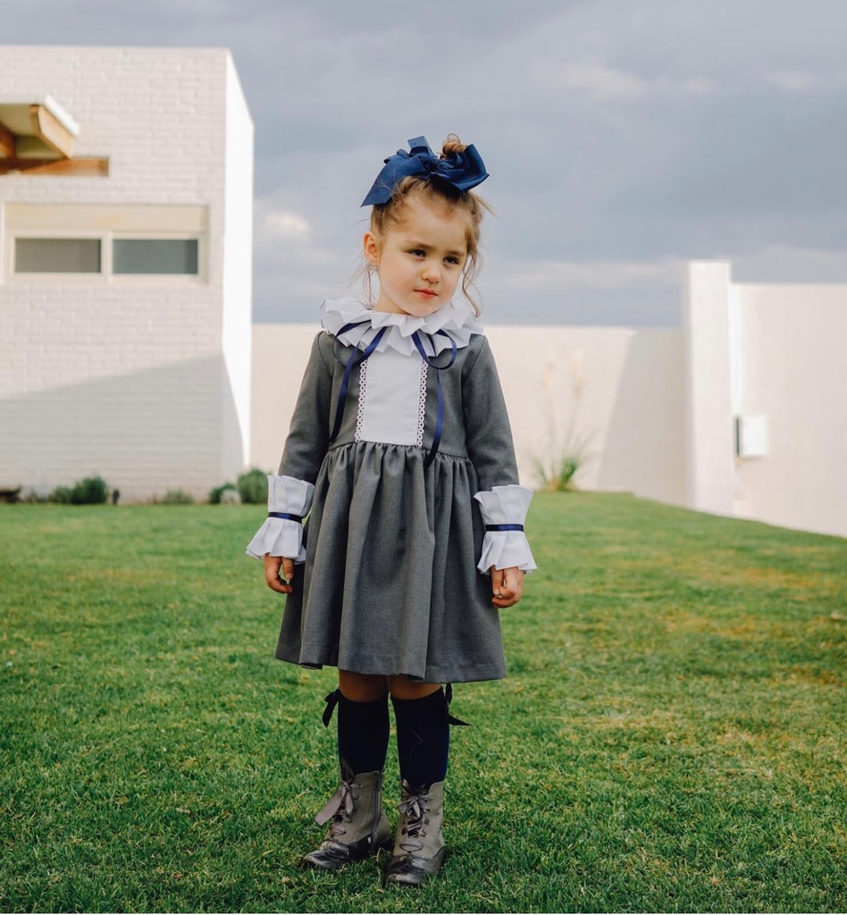 Vestido gris con cuello blanco