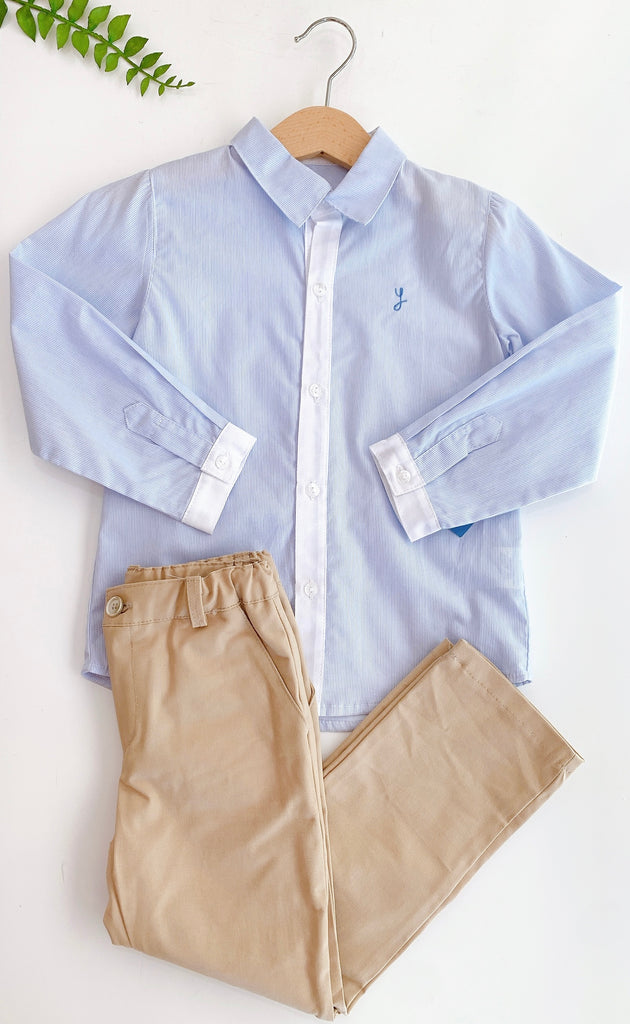 Conjunto pantalón beige y camisa azul claro